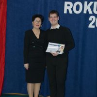 Uczeń odbierający nagrodę za osiągnięcia w I półroczu