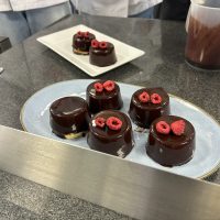 Uczniowie dekorują monoporcje