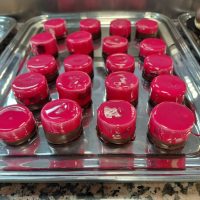 Prezentacja monoporcji - daquoise migdał - galaretka z czarnych porzeczek - mus bawarski