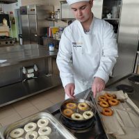 Smażenie oponek serowych