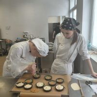 Nadziewanie tartaletek kremem miętowym