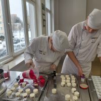 Oblewanie monoporcji polewą Mirror Cassis