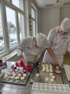 Oblewanie monoporcji polewą Mirror Cassis