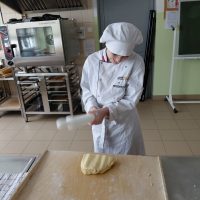 Sporządzanie ciasta zbijanego na faworki