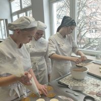 Wypełnianie monoporcji kremem sernikowym i oblewa polewą twardą czekoladową