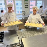 Przygotowanie wyrośniętych pączków do smażenia