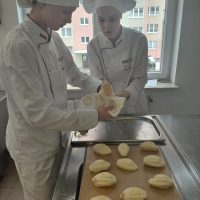 Wyjmowanie monoporcji tiramisu z formy