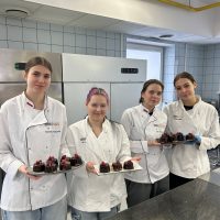 Uczennice prezentują monoporcje