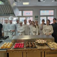 Wspólne zdjęcie uczestników warsztatów z prowadzącym panem Dominikiem i gotowymi monoporcjami