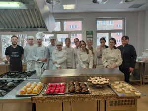 Wspólne zdjęcie uczestników warsztatów z prowadzącym panem Dominikiem i gotowymi monoporcjami