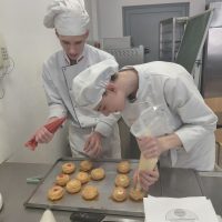 Nadziewanie ptysiów curd cytrynowych i żelki truskawkowej