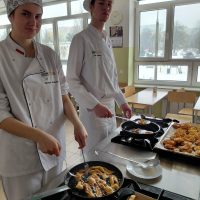 Smażenie faworków i róż karnawałowych