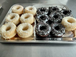 Prezentacja donatów kokosowych i oreo