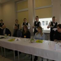 Uczniowie serwują potrawy konkursowe dla jury