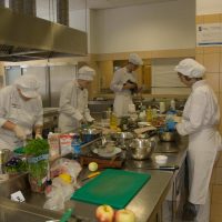 Przygotowywanie przekąsek ze śledzia