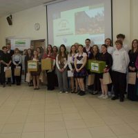 Wspólne zdjęcie uczestników konkursu wraz z członkami jury i organizatorami konkursu