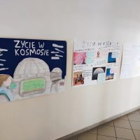 Prace uczniów widnieją na szkolnym korytarzu