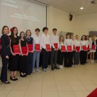 Pamiątkowe zdjęcie grupy z Malagi z otrzymanymi Certyfikatami ukończenia staży