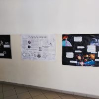 Prace uczniów widnieją na szkolnym korytarzu