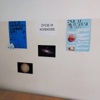 Prace uczniów widnieją na szkolnym korytarzu