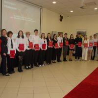 Pamiątkowe zdjęcie grupy z Sewilli z otrzymanymi Certyfikatami ukończenia staży