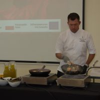 Live cooking w wykonaniu naszego absolwenta, Pana Mateusza Siemaszko, szefa kuchni Restauracji Przysztań w Olsztynie