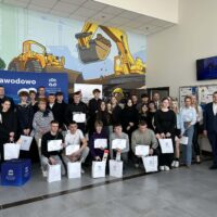 Wspólne zdjęcie organizatorów, uczestników i nauczycieli podczas finału konkursu Wkręć się w zawód