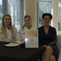 Uczennice reprezentujące zawód technik technologii żywności z Panią Dyrektor