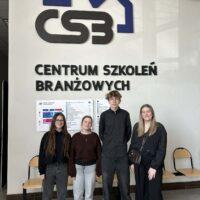 Uczniowie klasy 2Tab z nauczycielką w Centrum Szkoleń Branżowych