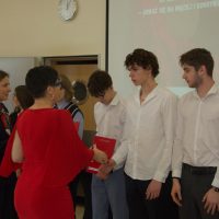 Pani Dyrektor wręcza uczestnikom mobilności uroczyście Certyfikaty