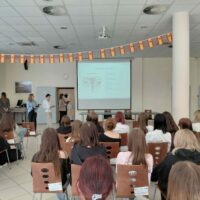 Uczennice podczas prelekcji poświęconej zdrowiu kobiet
