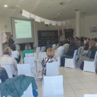Uczestnicy z zaciekawieniem wsłuchują się w wykład
