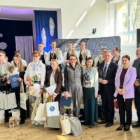 Wspólne zdjęcie uczestników wraz z opiekunami po wręczeniu nagród