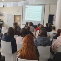 Uczestnicy z zaciekawieniem wsłuchują się w wykład