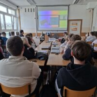 Uczniowie wsłuchują się w temat