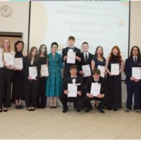 Wspólne zdjęcie uczniów wyróżnionych za działalność na rzecz szkoły