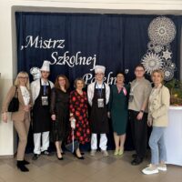 Wspólne zdjęcie uczestników z dyrekcją i nauczycielami