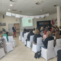 Uczestnicy z zaciekawieniem wsłuchują się w wykład