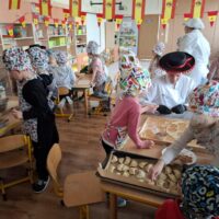 Praca wre podczas warsztatów kuchni hiszpańskiej