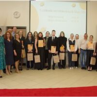 Wspólne zdjęcie wyróżnionych uczniów z dyrekcją i rodzicami