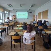 Doradczynie z UP analizują przykładową ofertę pracy
