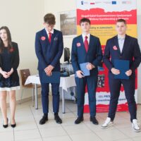 Pani Angelika Fydrych z uczniami opowiadają o wyjeździe jako nagrodzie w konkursie