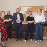 Oprowadzaniem gości po budynku zajęła się pani Anna Deptuła - wicedyrektor szkoły