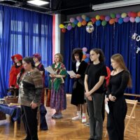 Grupa teatralna czytała bajkę Czerwony Kapturek po polsku i ukraińsku w przedszkolu Bajkowy Dom