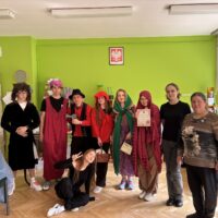 Grupa teatralna czytała bajkę Czerwony Kapturek po polsku i ukraińsku w przedszkolu Bajkowy Dom