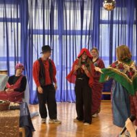 Koło Teatralne czytało bajkę o Czerwonym Kapturku po polsku i ukraińsku w przedszkolu Mały Europejczyk
