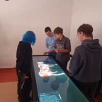 Uczniowie podczas warsztatów - Stół anatomiczny 3D