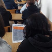 Uczennice w trakcie przeglądania barometru zawodów