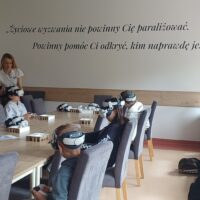 Uczniowie klasy 1c z zaciekawieniem słuchają o technologii VR