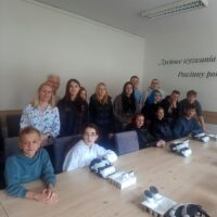 Wspólne zdjęcie uczniów z opiekunami